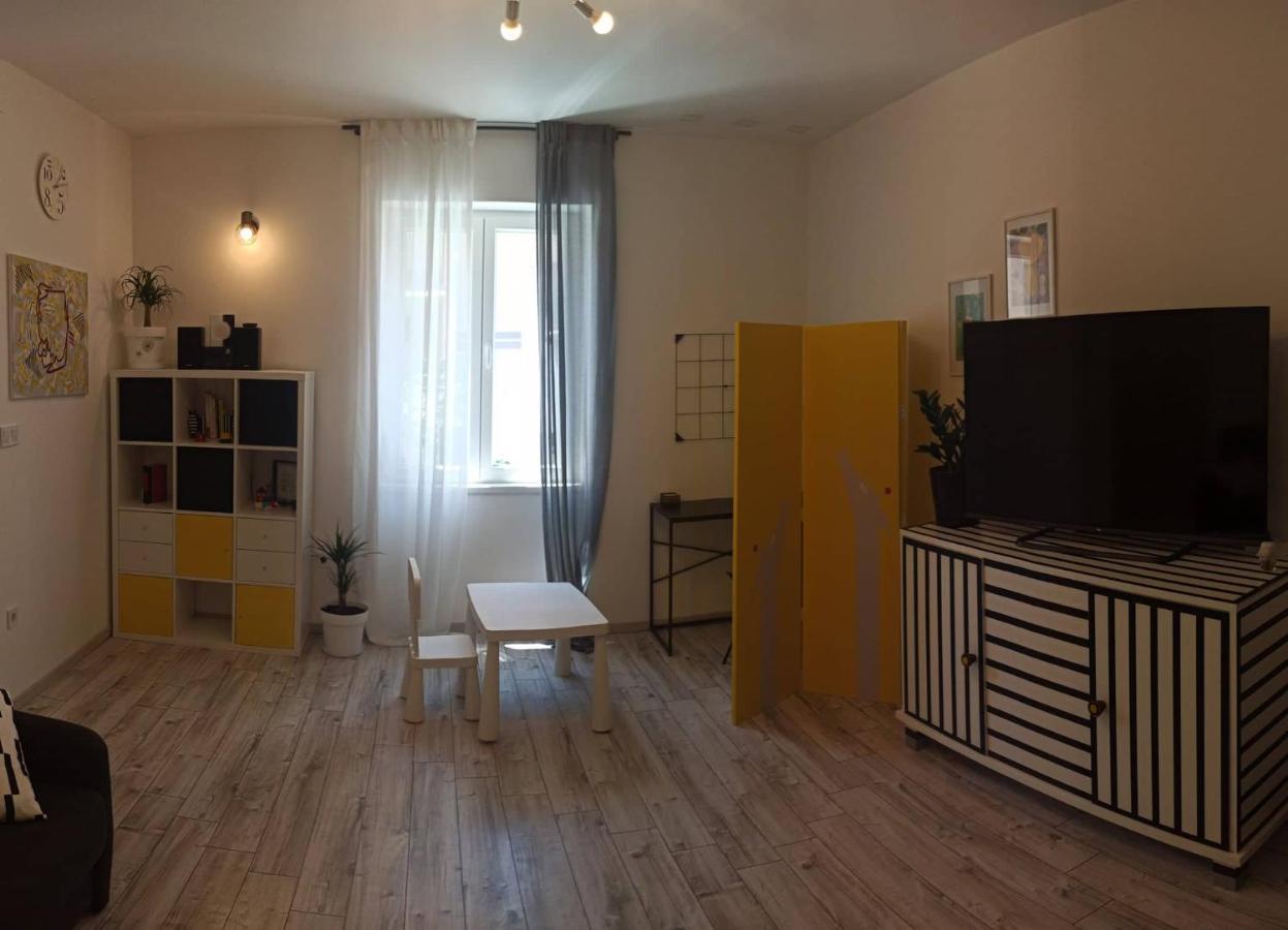 Novoureden Komforni Stan Od 90 M2 S Dvoristem Apartment ชิเบนิก ภายนอก รูปภาพ