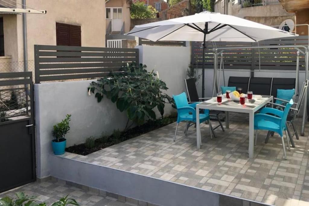 Novoureden Komforni Stan Od 90 M2 S Dvoristem Apartment ชิเบนิก ห้อง รูปภาพ
