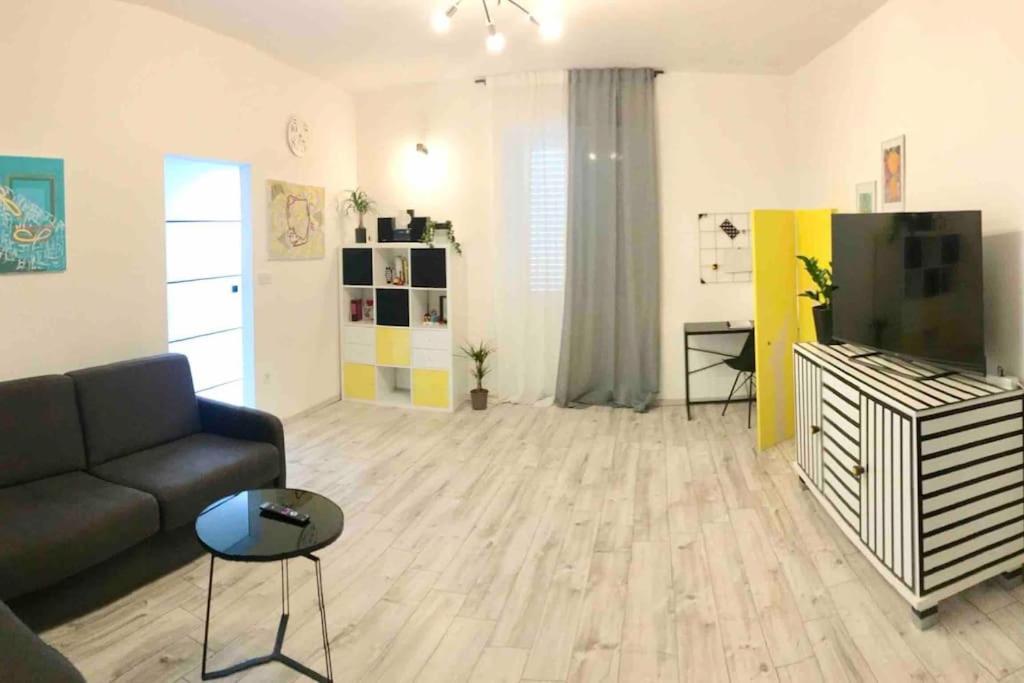 Novoureden Komforni Stan Od 90 M2 S Dvoristem Apartment ชิเบนิก ห้อง รูปภาพ