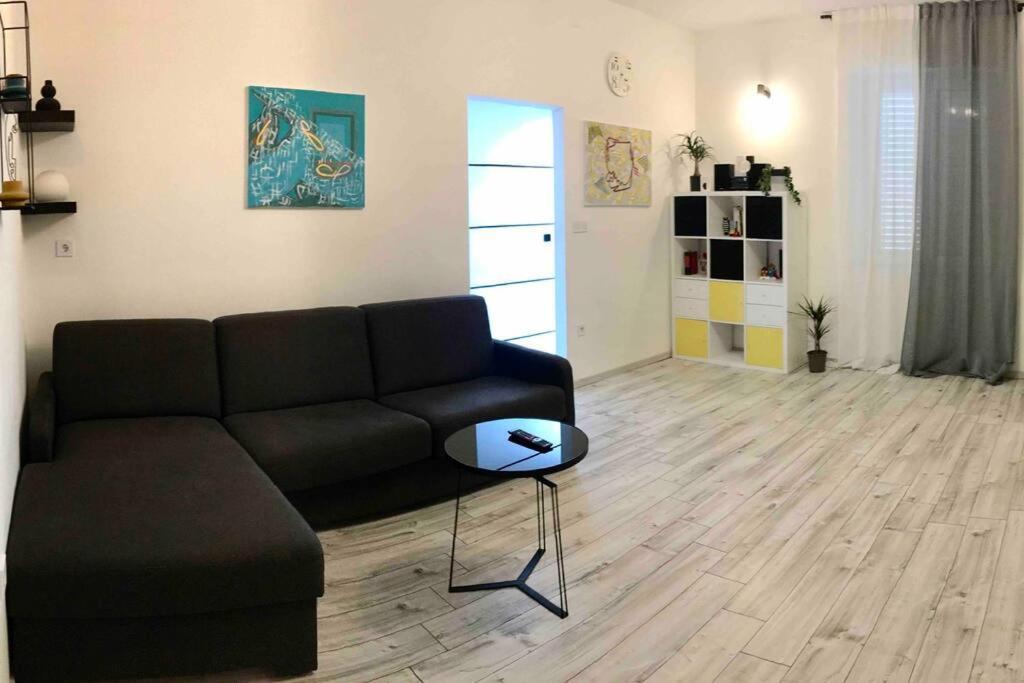 Novoureden Komforni Stan Od 90 M2 S Dvoristem Apartment ชิเบนิก ห้อง รูปภาพ